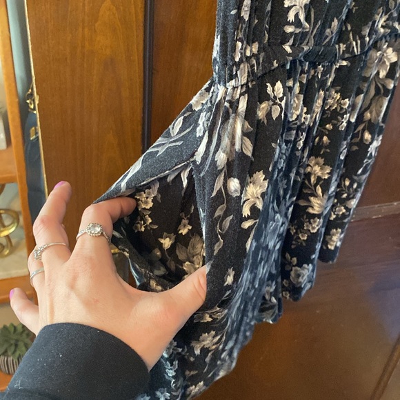 American Eagle soft & sexy black and grey floral romper with pockets ๐๐๐ - Picture 4 of 12